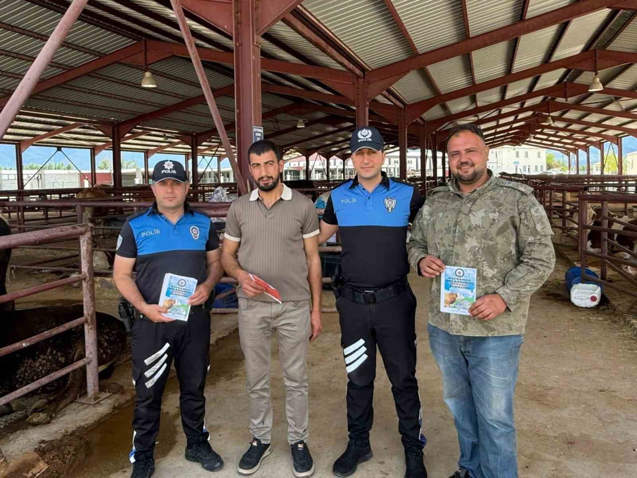 ERZİNCAN’DA POLİS EKİPLERİ, KURBAN BAYRAMI ÖNCESİNDE YOĞUNLUĞUN YAŞANDIĞI HAYVAN PAZARLARINDA...