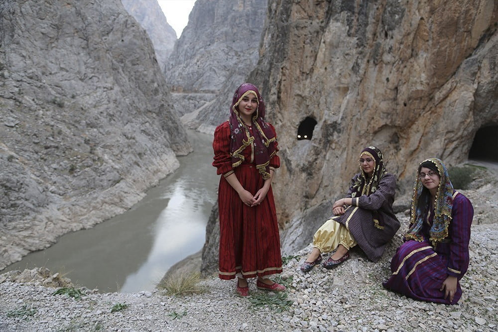 ERZİNCAN, GÖLLERİ, AKARSULARI, KAPLICA SULARI, DAĞLARI, YAYLALARI VE VADİLERİYLE BÖLGENİN ÖNEMLİ...