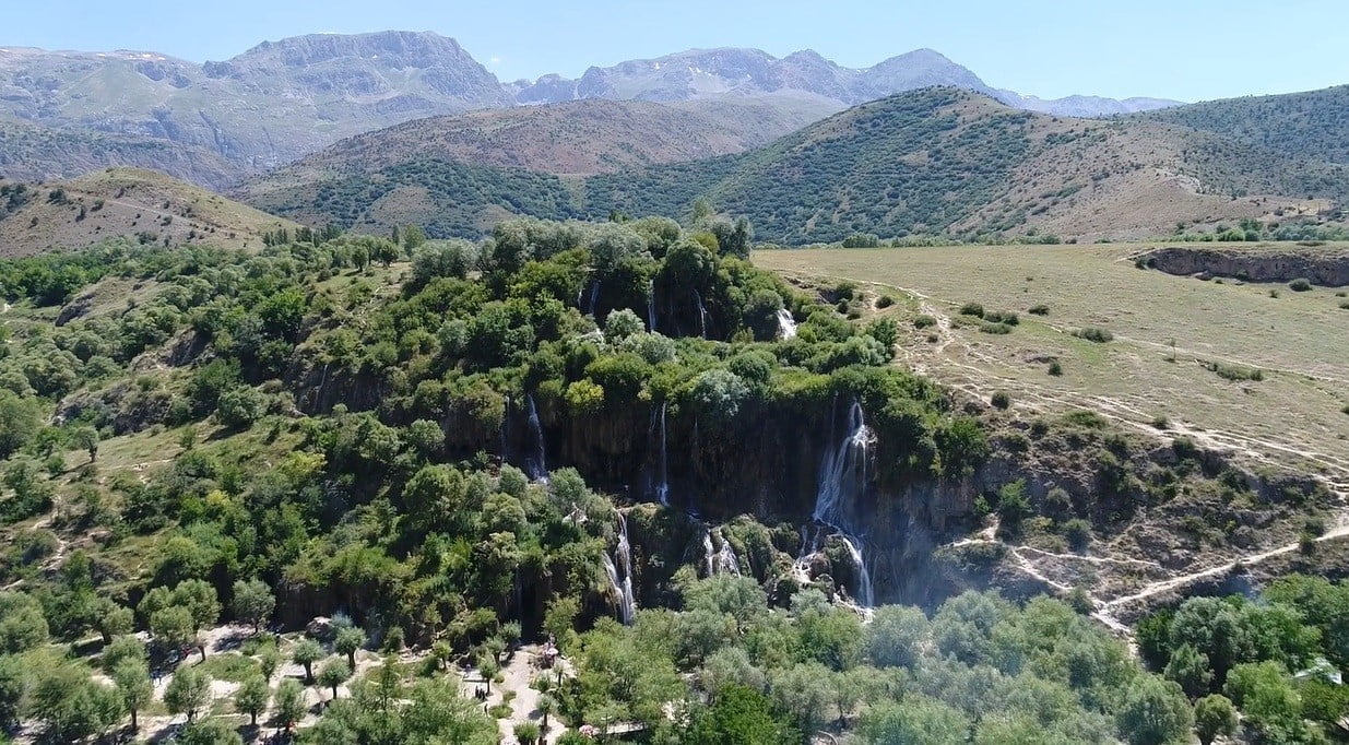 ERZİNCAN’IN ÇAĞLAYAN BELDESİNDE BULUNAN GİRLEVİK ŞELALESİ, SON YAĞIŞLAR VE DAĞLARDAKİ KARLARIN...