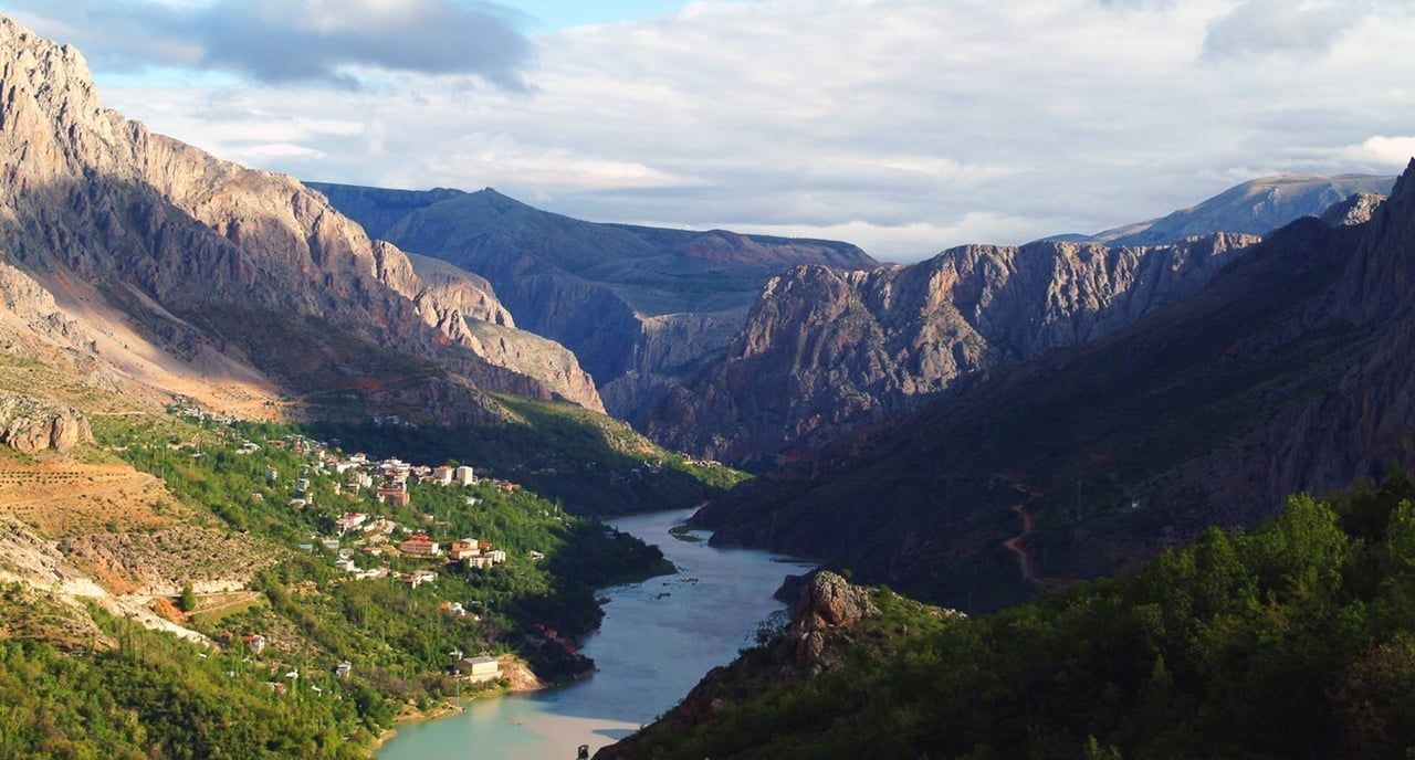 ERZİNCAN’IN KEMALİYE İLÇESİNDE BİR KAYALIĞIN ZİRVESİNE YAPILAN VE 96 BASAMAKLA ÇIKILAN EV...