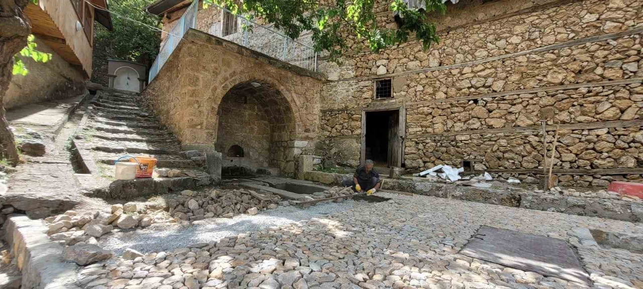 ERZİNCAN’IN KEMALİYE İLÇESİNDE YAŞAYAN TAŞ USTASI MUSTAFA OLGUNÖZ, YAKLAŞIK 46 YILDIR SÜRDÜRDÜĞÜ...