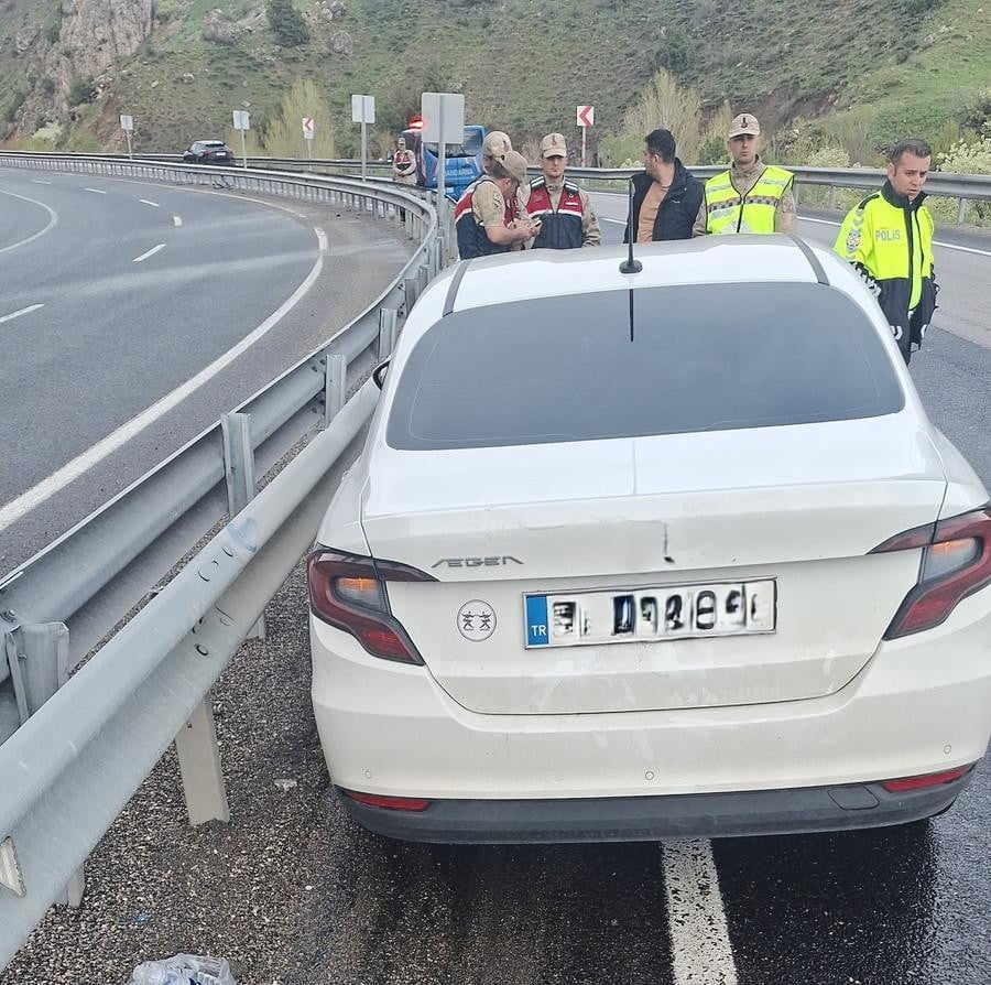 ERZİNCAN’IN TERCAN İLÇESİNDE OTOMOBİLİN BARİYERE ÇARPMASI SONUCU BİR ÇOCUK YARALANDI