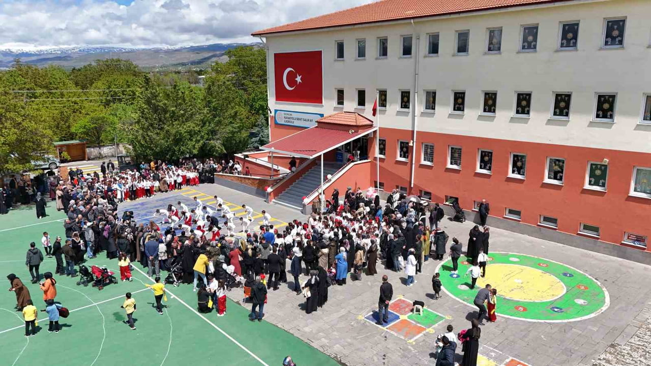 ERZİNCAN KAVAKYOLU ŞEHİT SALİH AY İLKOKULU TARAFINDAN DÜZENLENEN 19 MAYIS ATATÜRK’Ü ANMA, GENÇLİK...