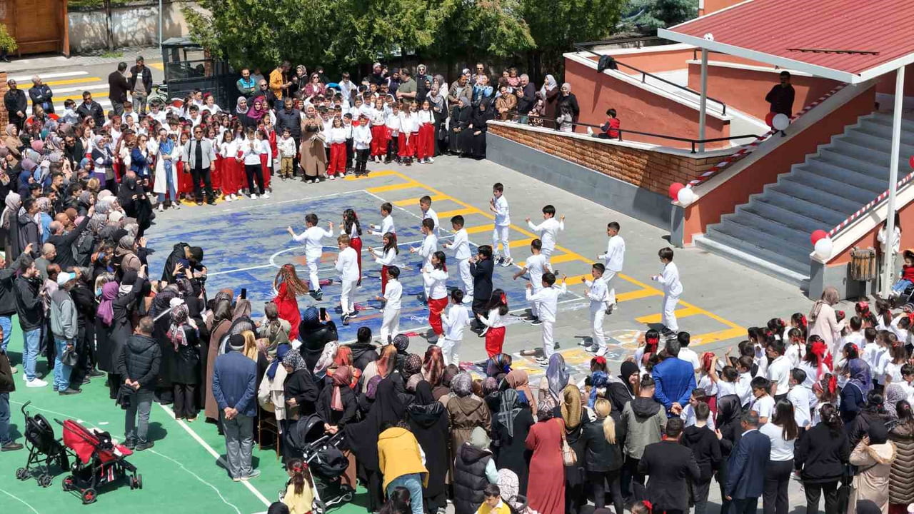 ERZİNCAN KAVAKYOLU ŞEHİT SALİH AY İLKOKULU TARAFINDAN DÜZENLENEN 19 MAYIS ATATÜRK’Ü ANMA, GENÇLİK...