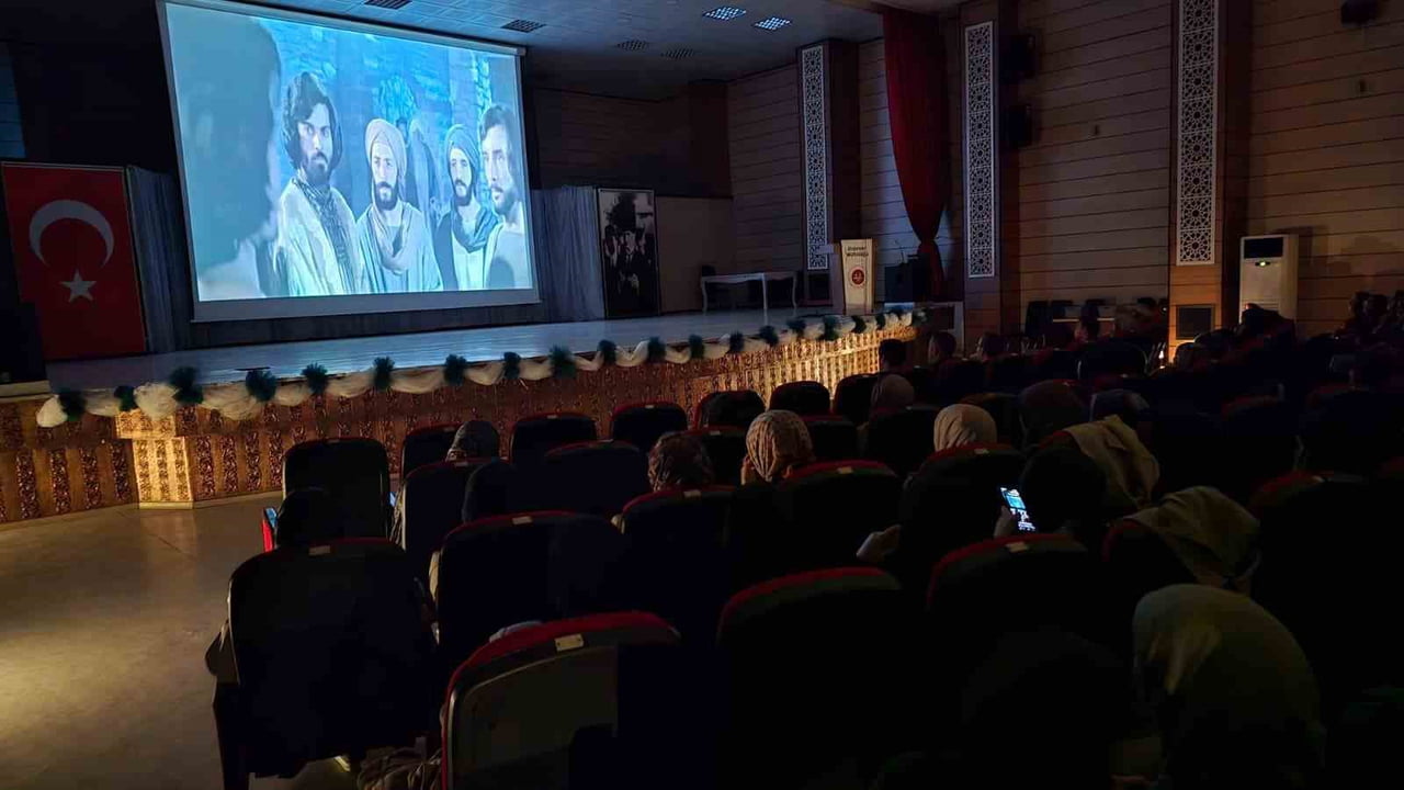 ERZİNCAN MÜFTÜLÜĞÜNDEN GENÇLERE MANEVİ SİNEMA ETKİNLİĞİ