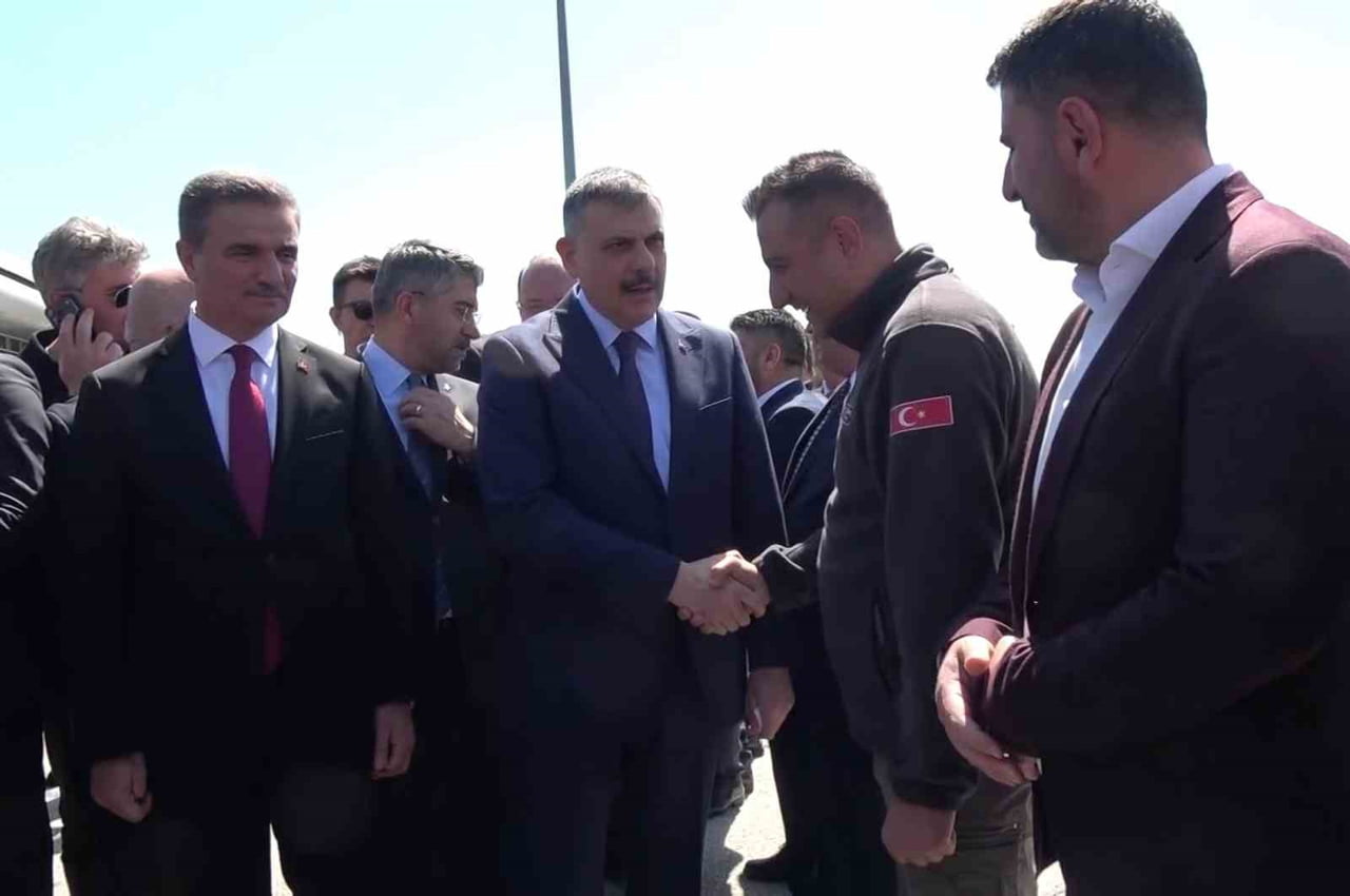 ERZURUM'A GELEN BAKAN ÇİFTÇİ'Yİ HAVA LİMANINDA KALABALIK BİR TOPLULUK KARŞILADI