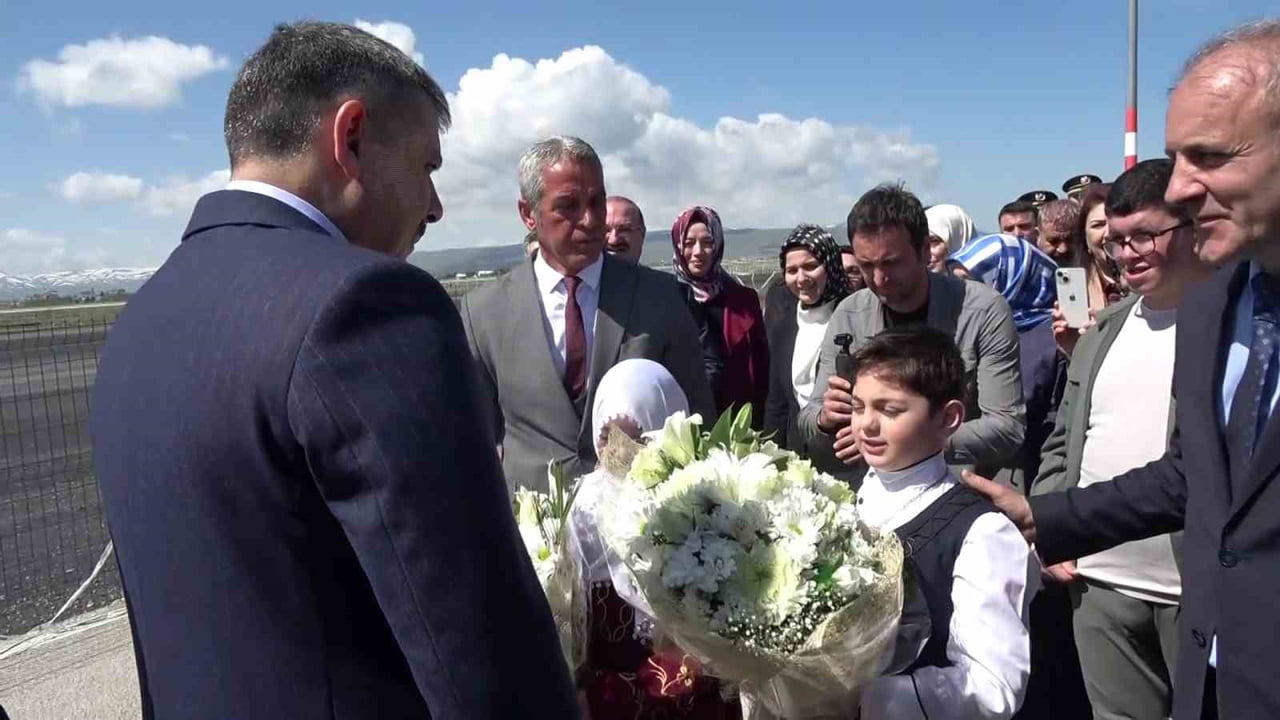 ERZURUM'A GELEN BAKAN ÇİFTÇİ'Yİ HAVA LİMANINDA KALABALIK BİR TOPLULUK KARŞILADI