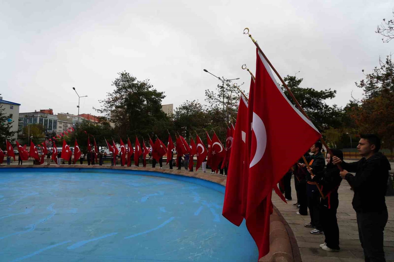 ERZURUM'DA 19 MAYIS ATATÜRK'Ü ANMA, GENÇLİK VE SPOR BAYRAMI TÖRENLERİ, YAĞIŞLI HAVAYA RAĞMEN YOĞUN...
