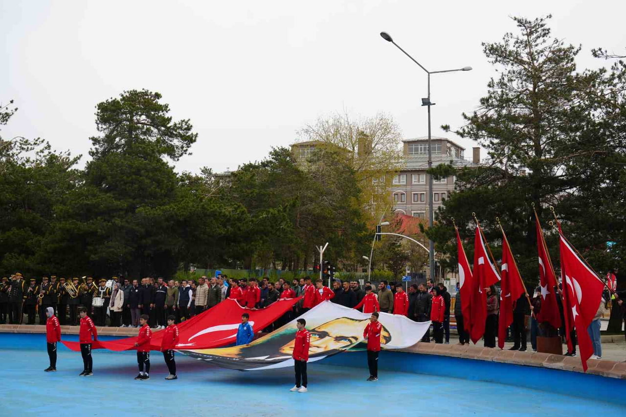 ERZURUM'DA 19 MAYIS ATATÜRK'Ü ANMA, GENÇLİK VE SPOR BAYRAMI TÖRENLERİ, YAĞIŞLI HAVAYA RAĞMEN YOĞUN...