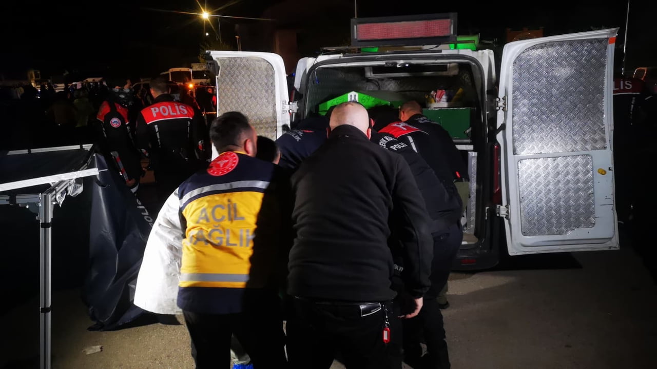 ERZURUM'DA GECE YARISI BİR KİŞİ BAŞINDAN SİLAHLA VURULMUŞ ŞEKİLDE BULUNDU.