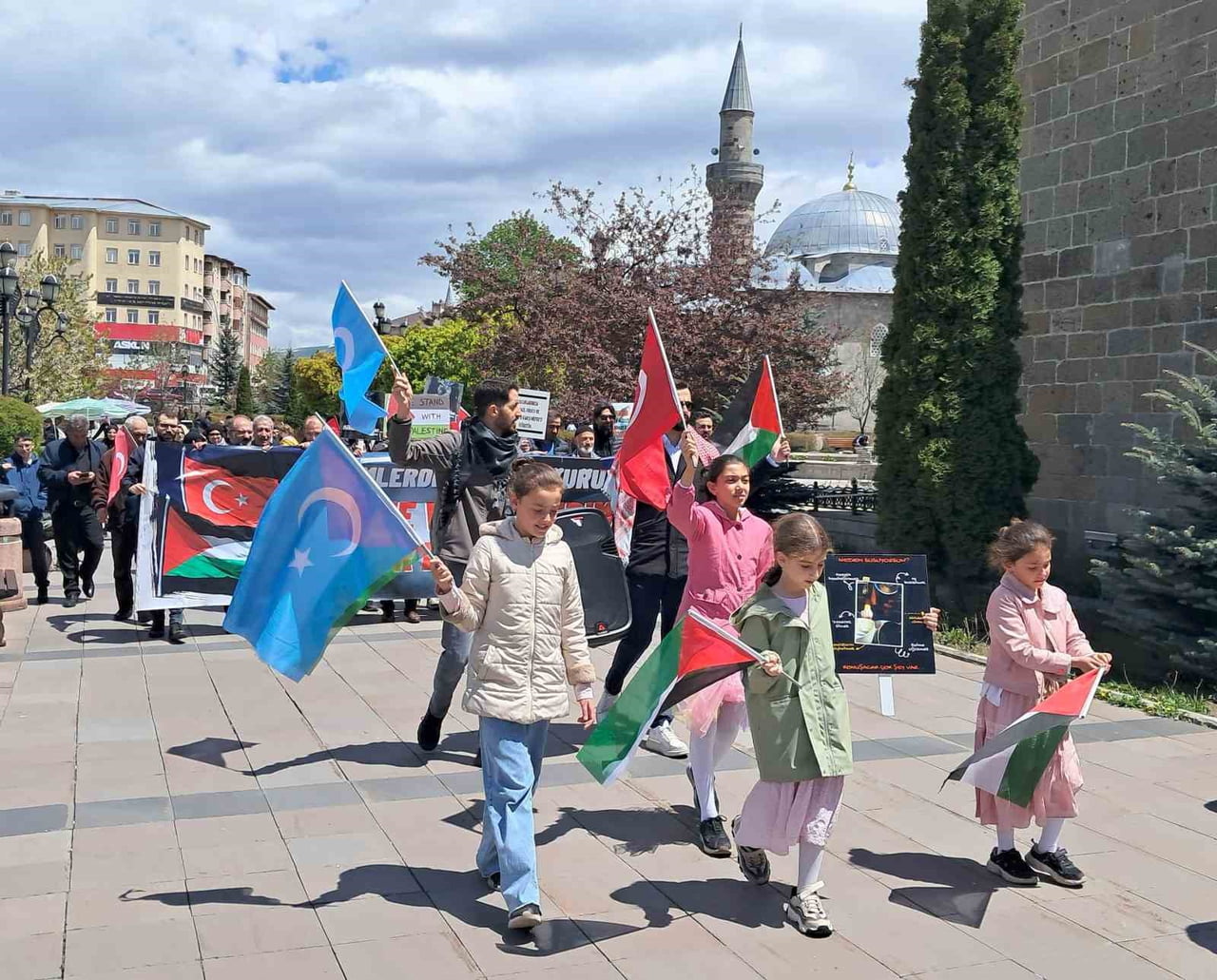 ERZURUM'DA HEKİMLER, SAĞLIK ÇALIŞANLARI VE VATANDAŞLAR, İSRAİL'İN GAZZE'YE YÖNELİK SALDIRILARINI...