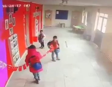 ERZURUM'UN PASİNLER İLÇESİNDE İLKOKUL ÖĞRENCİLER KORİDORRDA YERE DÜŞEN TÜRK BAYRAKLARINI ASMAK...