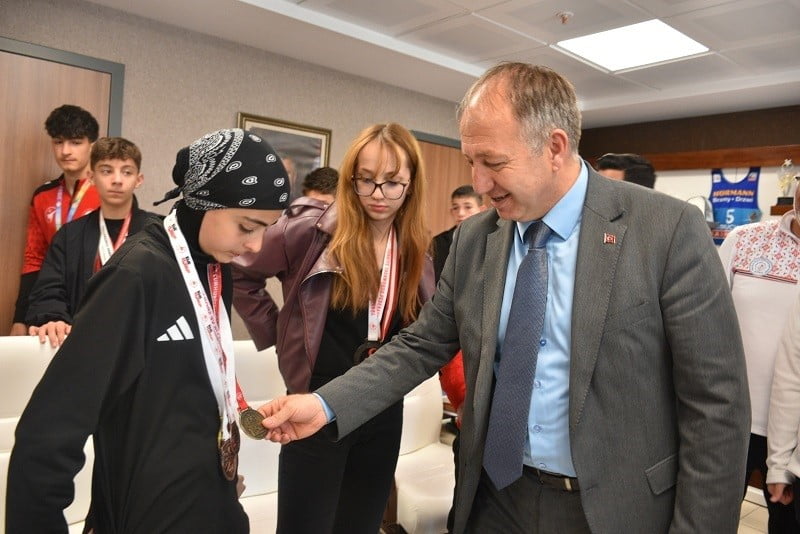 ERZURUM ADINA OKUL SPORLARI VE TÜRKİYE ŞAMPİYONALARINDA DERECE KAZANAN SPORCULAR İLE ANTRENÖRLER...