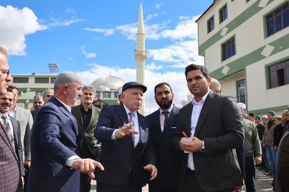 ERZURUM BÜYÜKŞEHİR BELEDİYE BAŞKANI MEHMET SEKMEN, ÇAT İLÇESİNE ÇIKARMA YAPTI, VATANDAŞLARLA BİR...