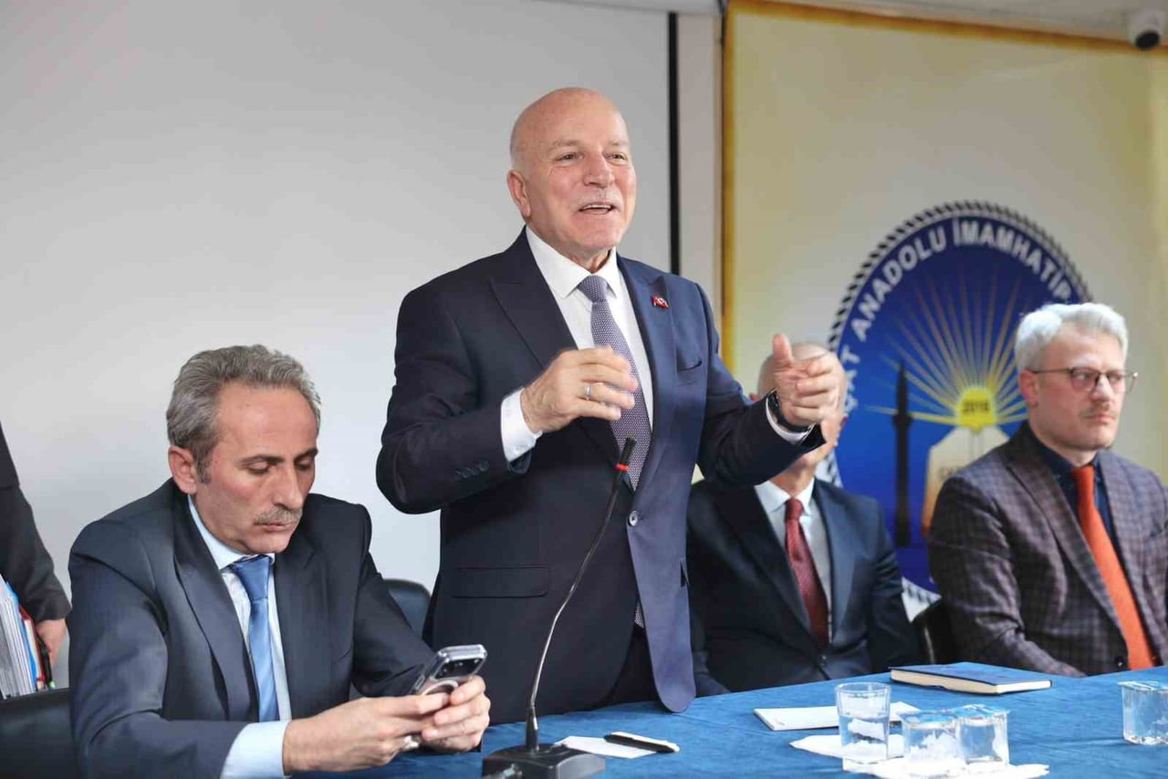 ERZURUM BÜYÜKŞEHİR BELEDİYE BAŞKANI MEHMET SEKMEN, ÇAT İLÇESİNE ÇIKARMA YAPTI, VATANDAŞLARLA BİR...