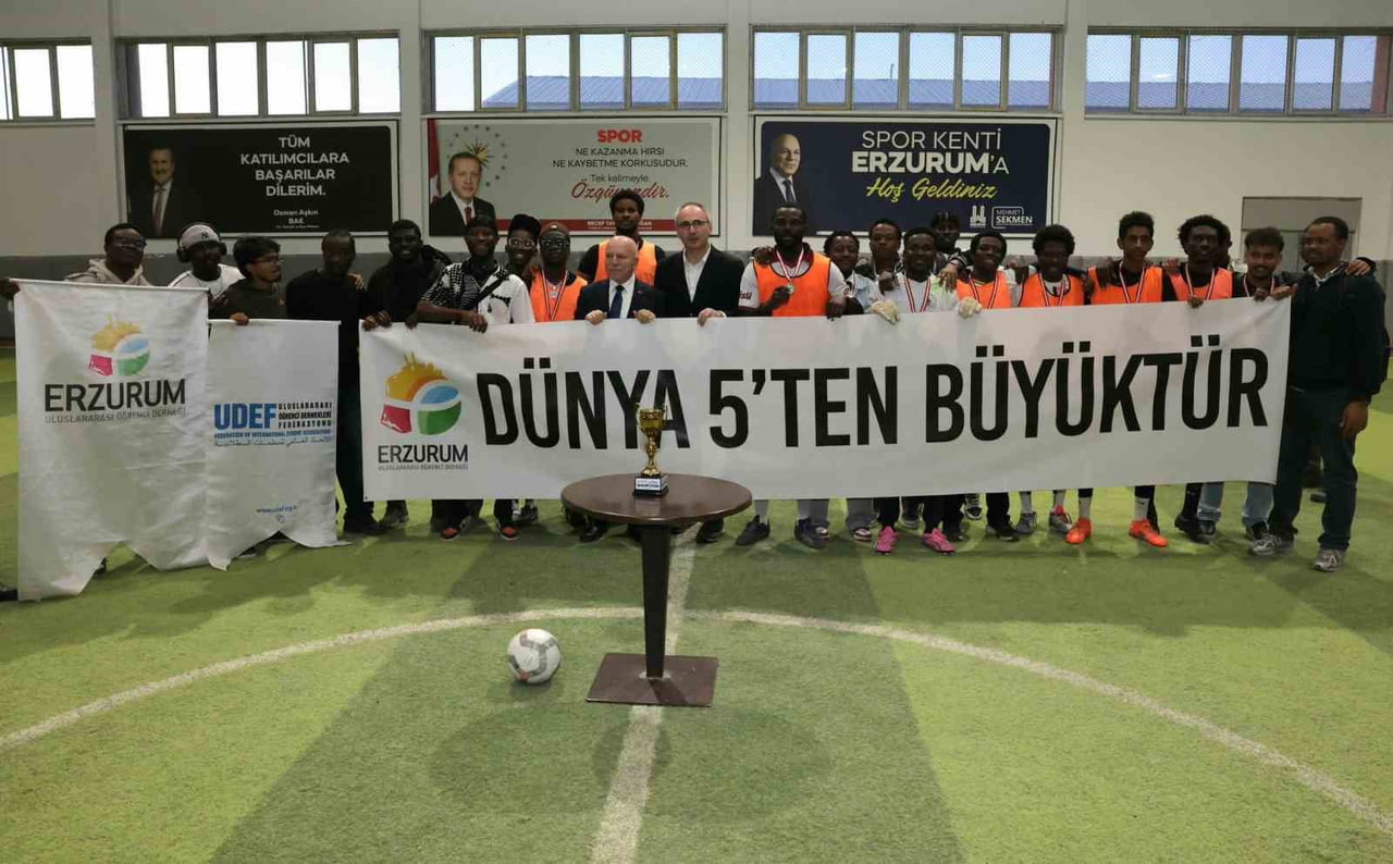 ERZURUM BÜYÜKŞEHİR BELEDİYE BAŞKANI MEHMET SEKMEN, KENTTE ÖĞRENİM GÖREN ULUSLARARASI ÖĞRENCİLERİN...