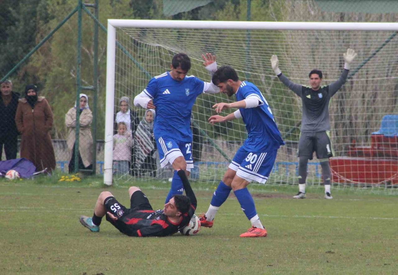 ERZURUM BÜYÜKŞEHİR BELEDİYESİ SPOR KULÜBÜ, OLTU 25 MART SPOR KULÜBÜ ARASINDA OYNANAN PLAY-OUT...