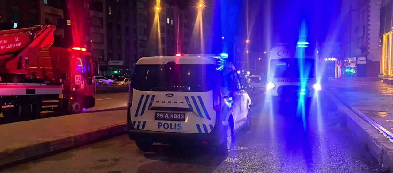 ERZURUM’DA 16 YAŞINDAKİ GENÇ NİNESİNİ BIÇAKLA YARALADI. ERZURUM’DA GECE YARISI YAŞANAN OLAY...