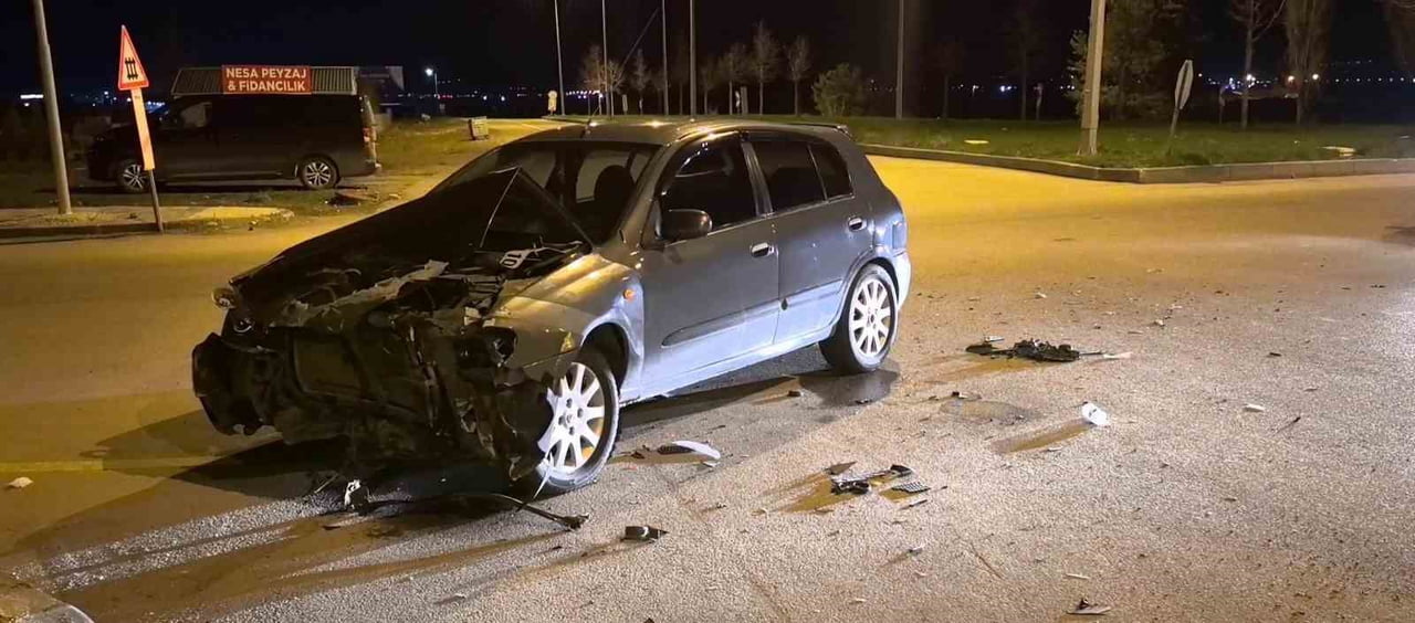 ERZURUM’DA AKŞAM SAATLERİNDE MEYDANA GELEN TRAFİK KAZASINDA BİRİ ÇOCUK 2 KİŞİ YARALANDI.