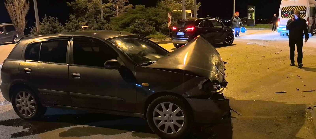 ERZURUM’DA AKŞAM SAATLERİNDE MEYDANA GELEN TRAFİK KAZASINDA BİRİ ÇOCUK 2 KİŞİ YARALANDI.