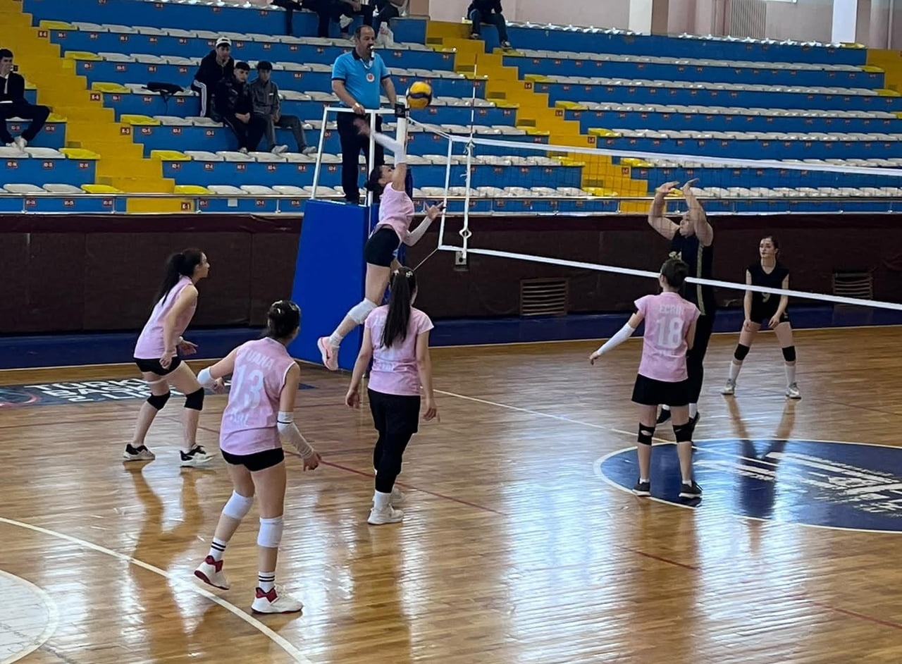 ERZURUM’DA DÜZENLENEN OKULLAR ARASI GENÇLER B KIZLAR VOLEYBOL MÜSABAKALARI ŞAMPİYONU TEVFİK İLERİ...