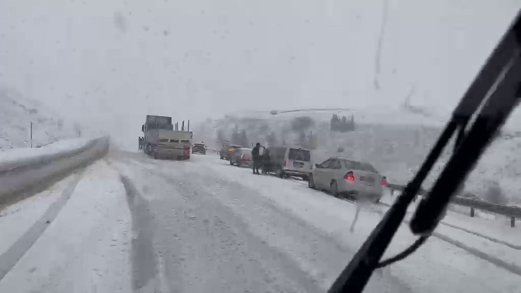 ERZURUM’DA ETKİLİ OLAN YOĞUN KAR YAĞIŞI, ÖZELLİKLE YÜKSEK KESİMLERDE YAŞAMI...