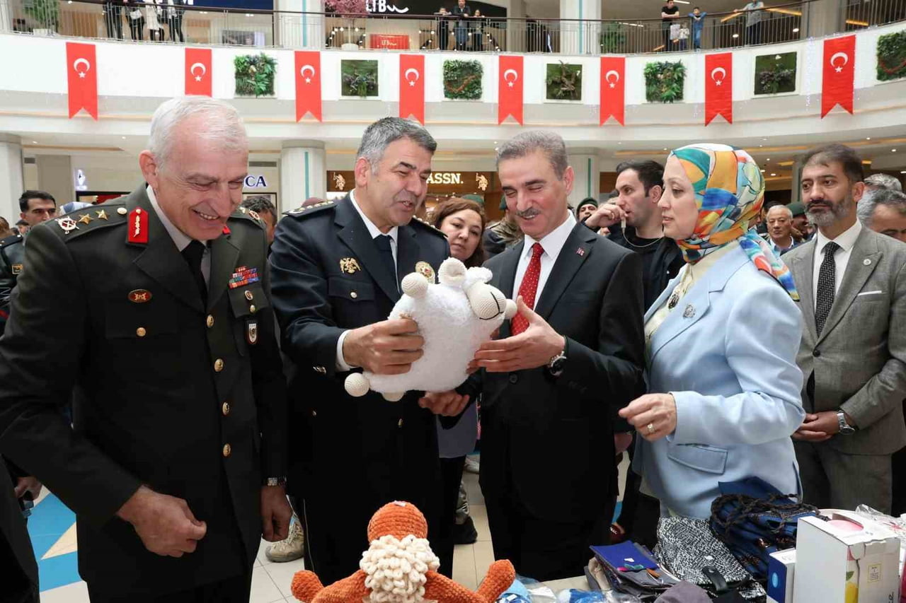 ERZURUM’DA POLİS EŞLERİ DERNEĞİ TARAFINDAN DÜZENLENEN VE YOĞUN İLGİ GÖREN "GÜVENLİK İÇİN ÇALIŞAN...