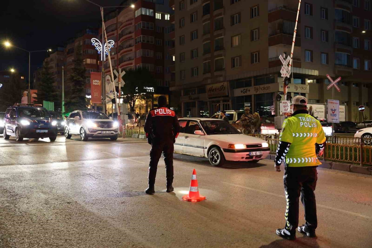 ERZURUM KENT MERKEZİ VE 20 İLÇEDE TRAFİK, ASAYİŞ, NARKOTİK VE SİVİL EKİPLERİN KATILIMIYLA...