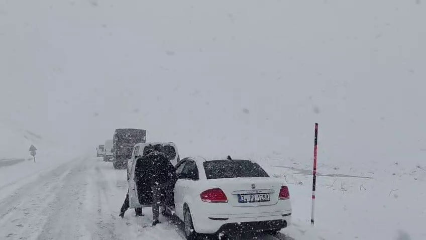 ERZURUM-TEKMAN KARA YOLU PALANDÖKEN GEÇİDİNDE KAR VE TİPİ SÜRÜCÜLERE ZOR ANLAR YAŞATTI.