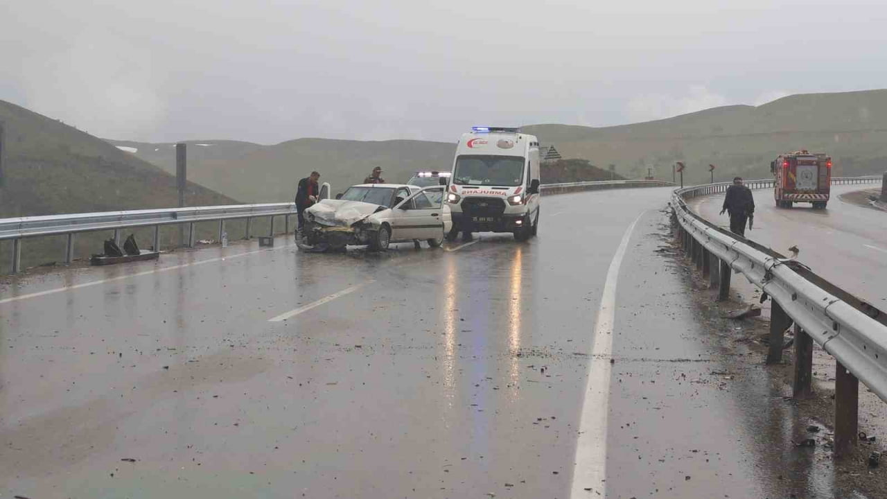 ERZURUM’UN AŞKALE İLÇESİNDE MEYDANA GELEN ZİNCİRLEME TRAFİK KAZASINDA 3 KİŞİ YARALANDI.