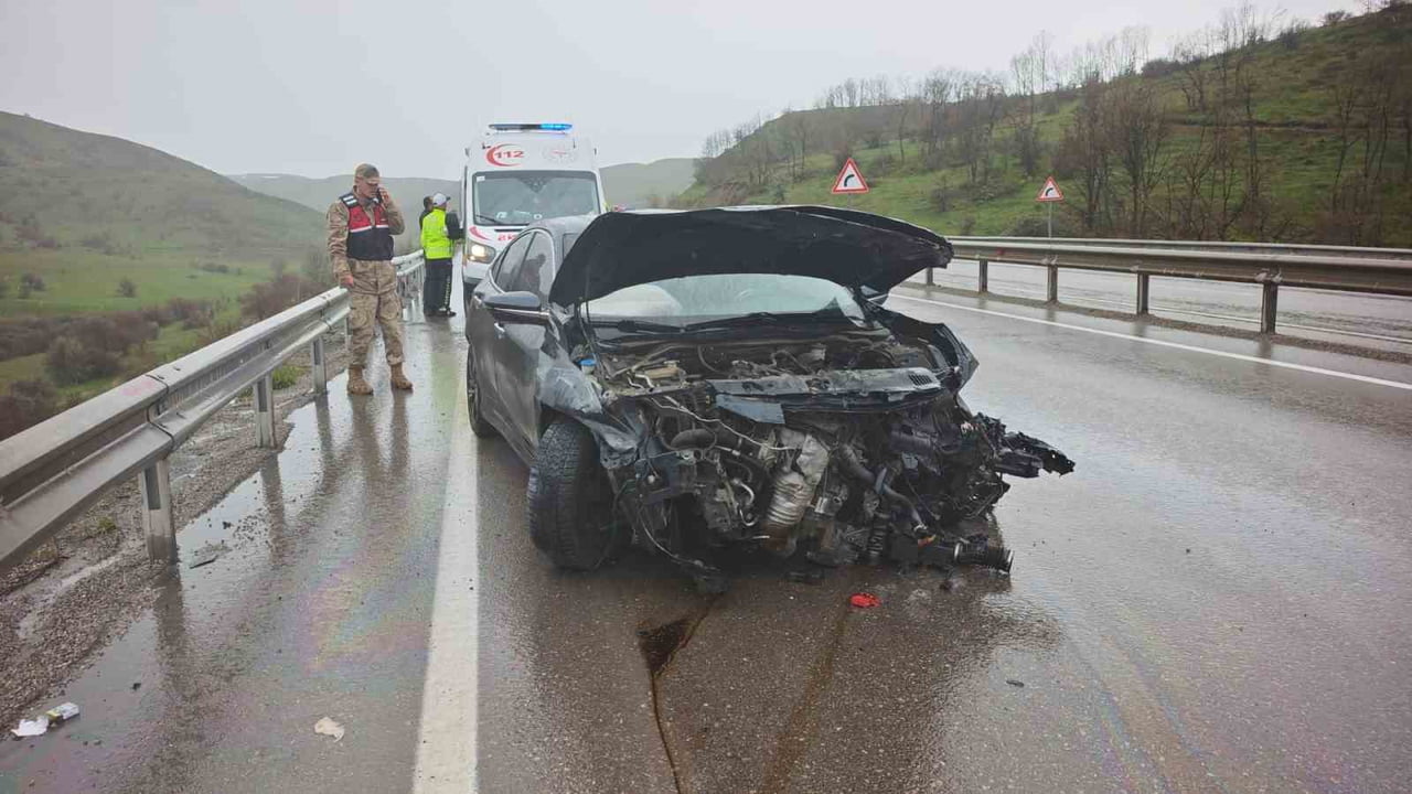 ERZURUM’UN AŞKALE İLÇESİNDE MEYDANA GELEN ZİNCİRLEME TRAFİK KAZASINDA 3 KİŞİ YARALANDI.