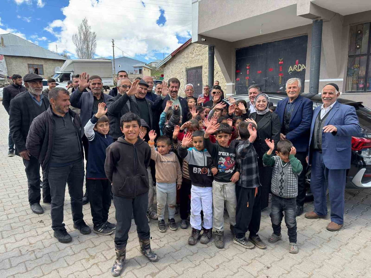 ERZURUM’UN GÜNEY İLÇELERİ OLAN TEKMAN VE KARAYAZI’DA VATANDAŞLARLA BİR ARAYA GELEN AK PARTİ...