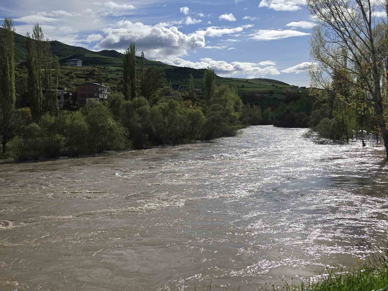 ERZURUM’UN İSPİR İLÇESİNDE HAVA SICAKLIKLARININ ANİDEN ARTMASI VE YÜKSEK KESİMLERDEKİ KARLARIN...
