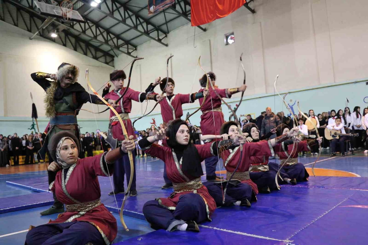 ERZURUM’UN OLTU İLÇESİNDE 19 MAYIS ATATÜRK’Ü ANMA, GENÇLİK VE SPOR BAYRAMI DÜZENLENEN TÖRENLERLE...