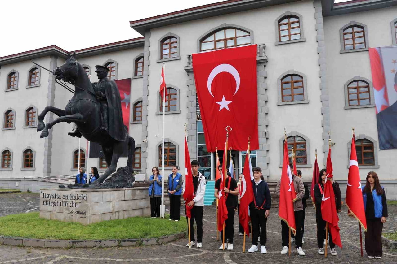 ERZURUM’UN OLTU İLÇESİNDE 19 MAYIS ATATÜRK’Ü ANMA, GENÇLİK VE SPOR BAYRAMI DÜZENLENEN TÖRENLERLE...