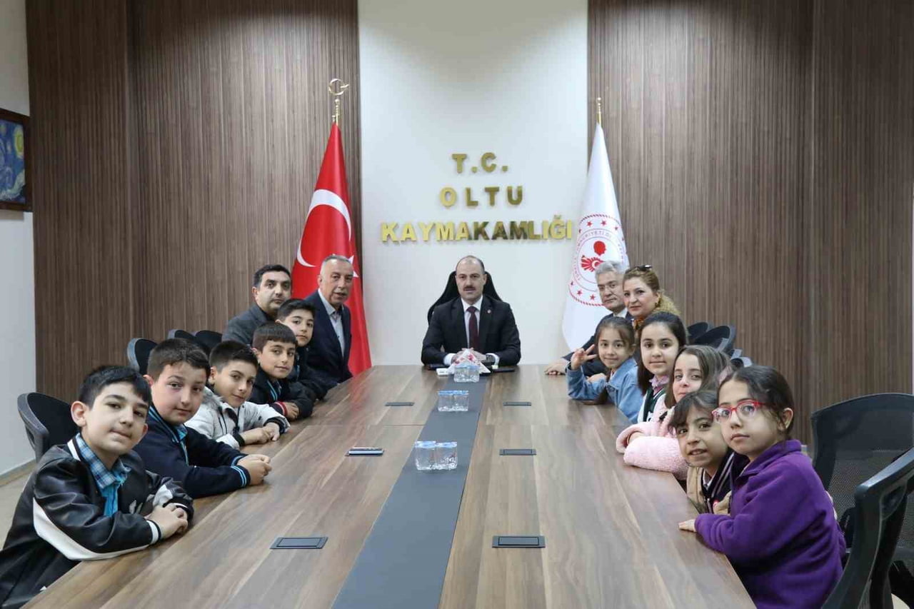 ERZURUM’UN OLTU İLÇESİNDE, MEHMET AKİF İLKOKULU ÖĞRENCİLERİ, KAYMAKAM MUSTAFA ÇELİK’İ MAKAMINDA...