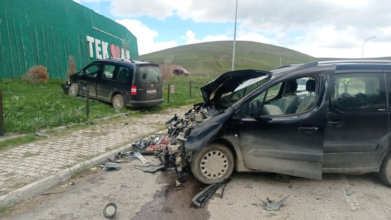 ERZURUM’UN TEKMAN İLÇESİNDE MEYDANA GELEN TRAFİK KAZASINDA 6 KİŞİ YARALANDI.
