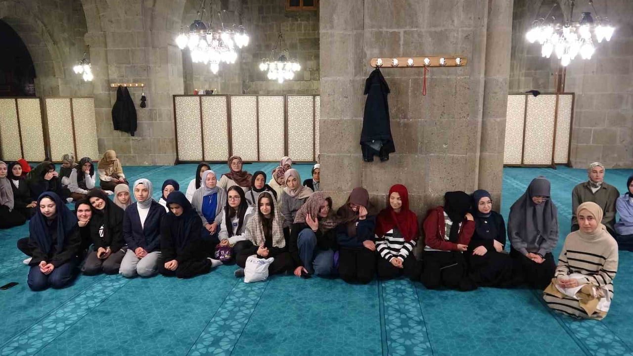 ERZURUM’UN YAKUTİYE İLÇESİNDE BULUNAN TEVFİK İLERİ ANADOLU LİSESİ ÖĞRETMENLERİ VE ÖĞRENCİLERİ...