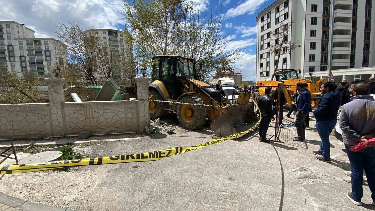 ERZURUM’UN YAKUTİYE İLÇESİNE BAĞLI KARSKAPI BÖLGESİNDE BULUNAN ÇİFTE KARDEŞLER TÜRBESİNİN KENTSEL...