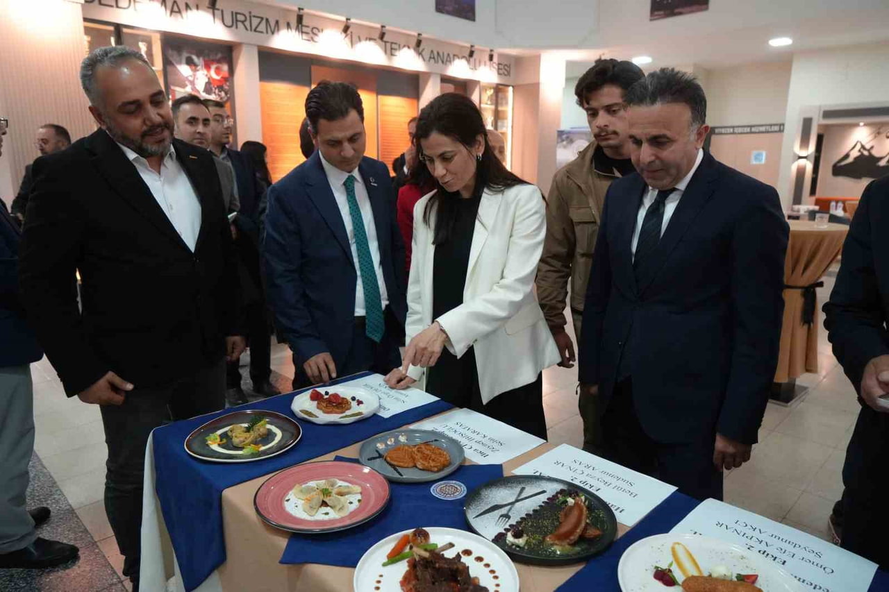 ERZURUM VALİ YARDIMCISI GÜHER SİNEM BÜYÜKNALÇACI DA YEMEKLERİ DİKKATLE İNCELEDİ