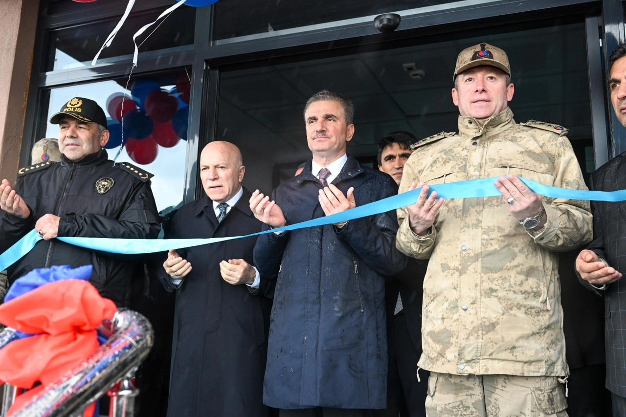 ERZURUM VALİSİ AYDIN BARUŞ, HINIS İLÇESİNDE GERÇEKLEŞTİRDİĞİ PROGRAM KAPSAMINDA BİR DİZİ ZİYARET...
