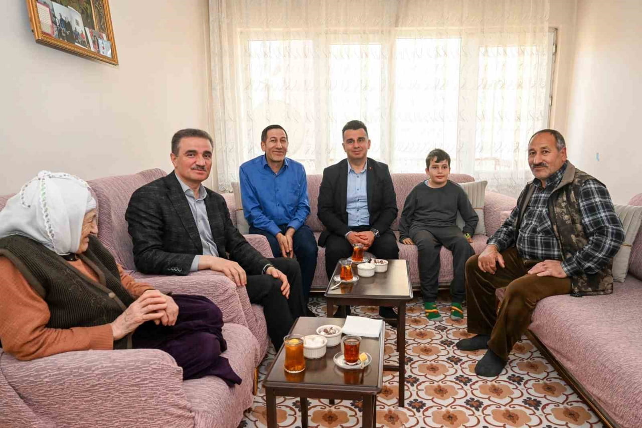 ERZURUM VALİSİ AYDIN BARUŞ, ŞEHİT POLİS MEMURU YAKUP SÜRÜCÜNÜN AİLESİNİ VE 100 YAŞINDAKİ ÇİLLİ...