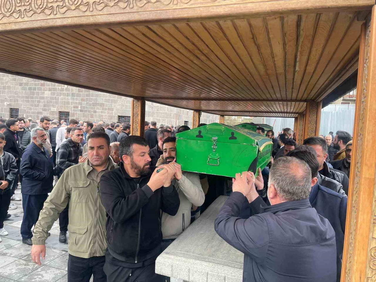 ERZURUMLU DUAYEN GAZETECİ ORHAN AKDAL SON YOLCULUĞUNA DUALARLA UĞURLANDI.