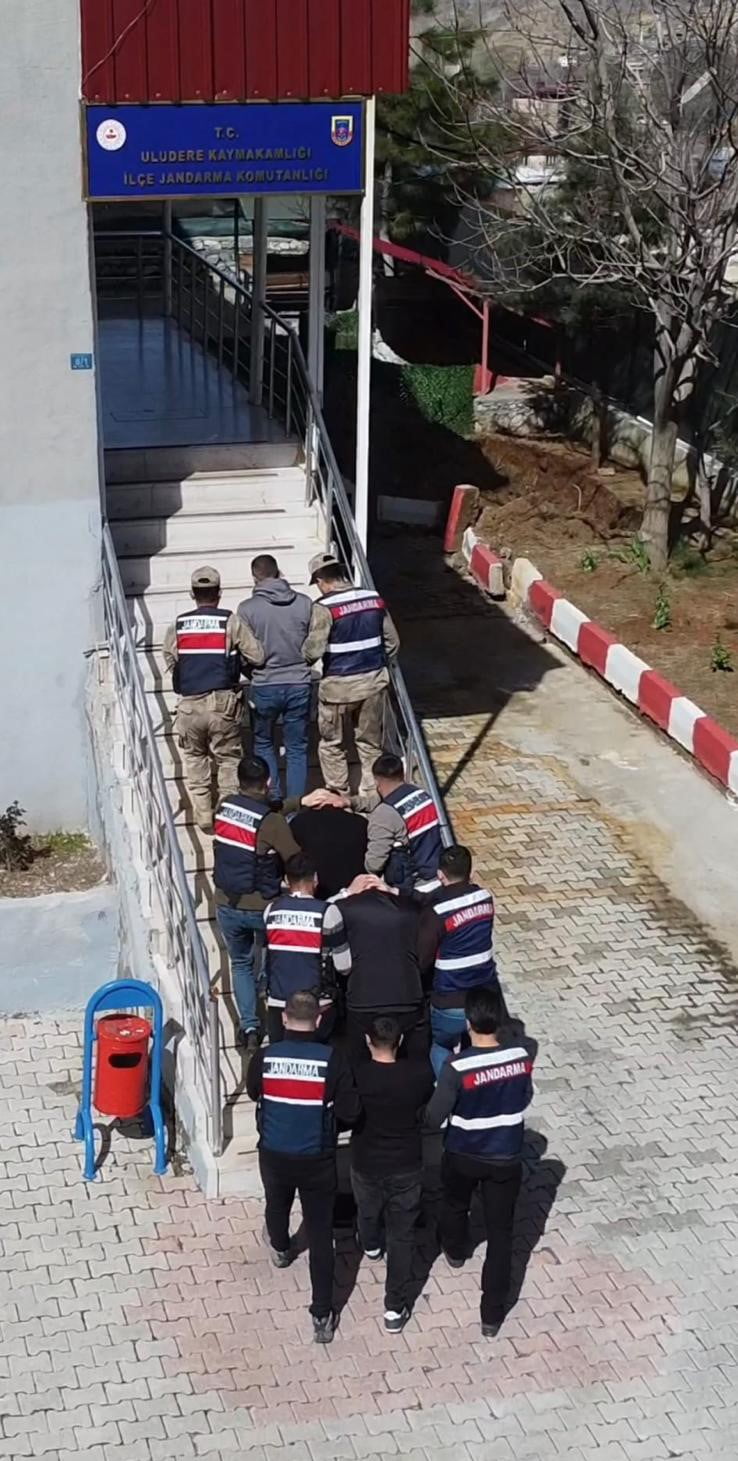 EŞ ZAMANLI OPERASYONLARDA 99 ŞÜPHELİ GÖZALTINA ALINDI.