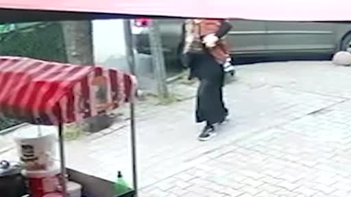 Esenler'de kediye bıçakla zarar veren iki çocuk, kendilerini uyaran kadının üzerine yürüdü... O...