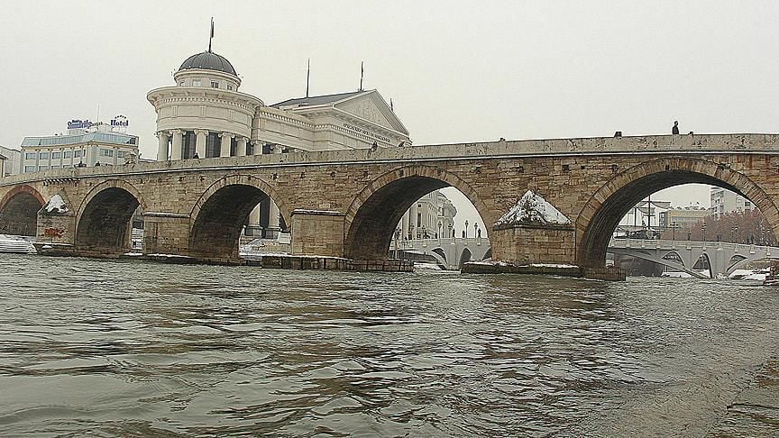 ESENLER BELEDİYESİ, KUZEY MAKEDONYA’NIN BAŞKENTİ ÜSKÜP’TE BULUNAN TARİHİ TAŞ KÖPRÜ’NÜN DEKORATİF...