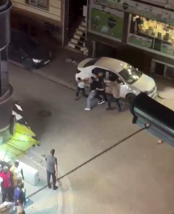 ESENYURT'TA YABANCI UYRUKLU 3 ŞAHIS, SOKAK ORTASINDA BİRBİRİNE GİRDİ.