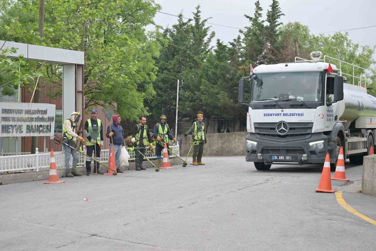 ESENYURT BELEDİYESİ EKİPLERİ, OT BİÇME VE GENEL TEMİZLİK ÇALIŞMALARI YAPMAK ÜZERE GELDİKLERİ...