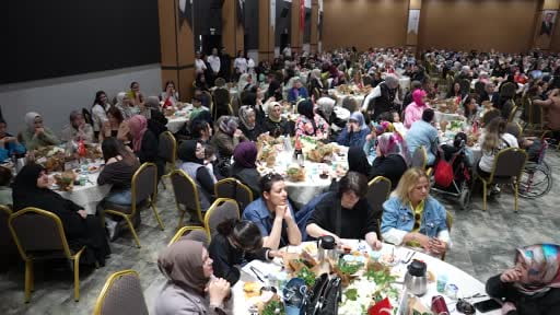 Esenyurt’ta Anneler Günü Programı’nda Kadın Doğum ve Çocuk Hastanesi müjdesi verildi