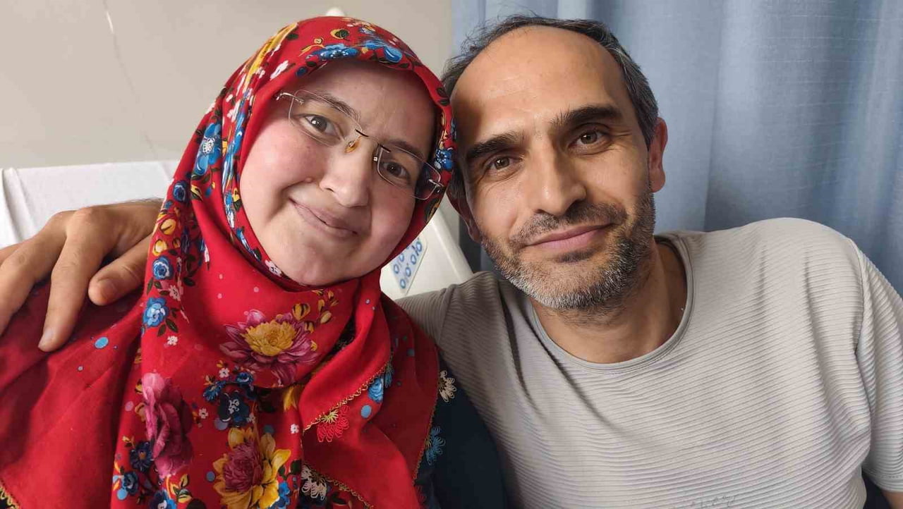 EŞİ İSA KOÇ (SAĞDAKİ) İSE EŞİNİN GÜNLÜK İHTİYAÇLARINI BİLE KARŞILAMAKTA ZORLANDIĞINI BELİRTEREK...